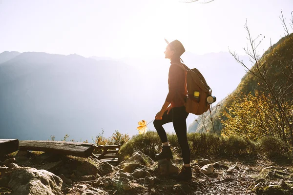 Chica Excursionista Con Mochila Relajante Cima Montaña Mujer Disfrutando Vacaciones — Foto de Stock