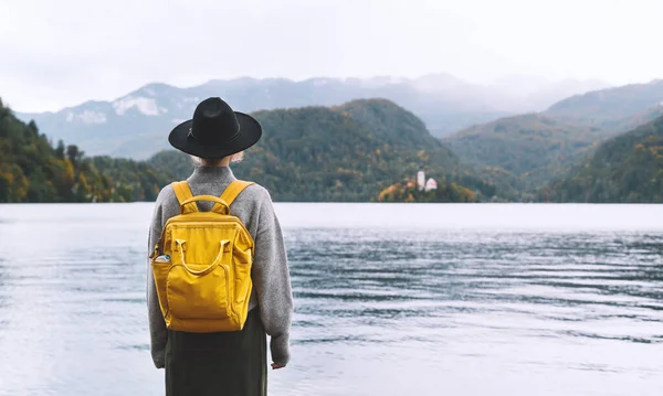 Mujer Turista Mirando Increíble Hermoso Lago Bled Iglesia Isla Viajar — Foto de Stock