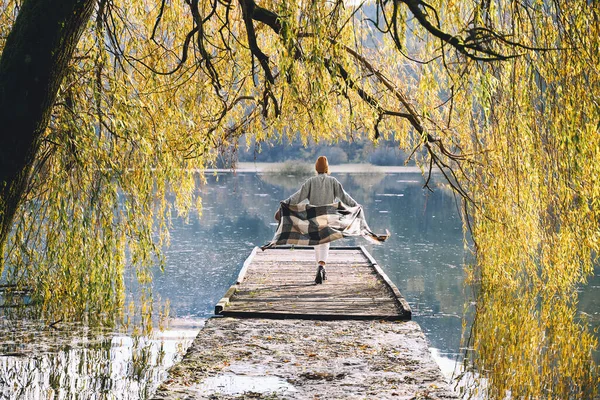 Девушка Стиле Бохо Наслаждается Красотой Осенью Природе Рядом Озером Прудом — стоковое фото