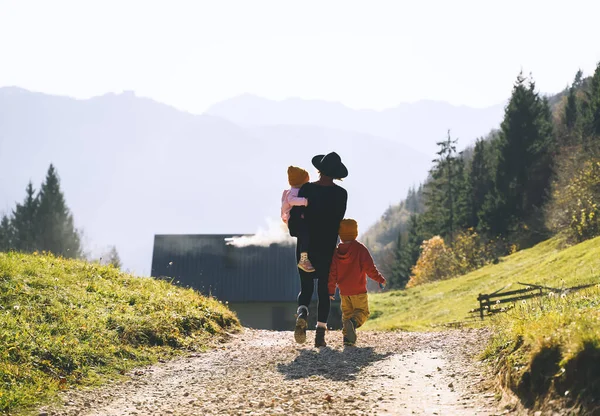 Hermosa Familia Feliz Disfrutando Vacaciones Campo Madre Hijo Juntos Naturaleza — Foto de Stock