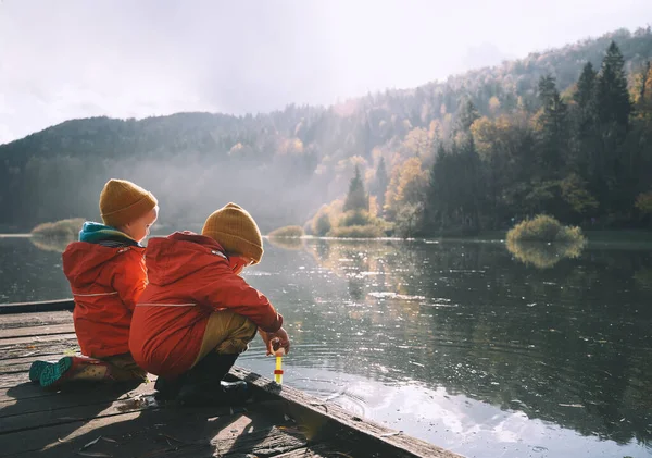 Los Niños Pasan Tiempo Aire Libre Aire Fresco Frío Los — Foto de Stock