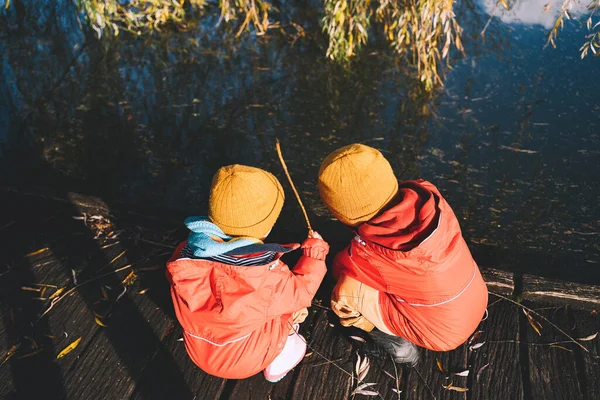 Crianças Passam Tempo Fora Fresco Frio Crianças Pequenas Brincam Natureza — Fotografia de Stock