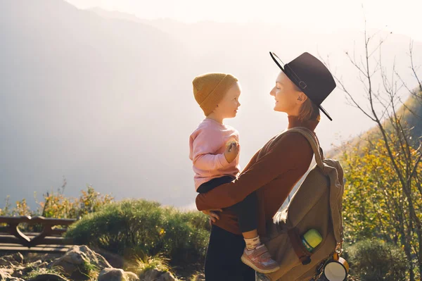 Madre Hija Juntas Aire Libre Mujer Joven Con Mochila Camping — Foto de Stock