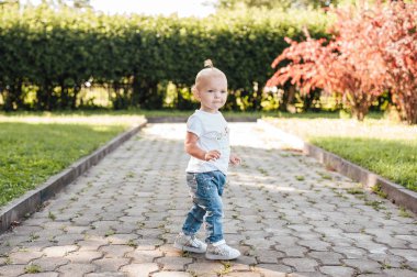 küçük kız (1 yaşında) yaz parkında