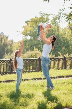 anne ve kızları parkta oynarken eğleniyorlar 