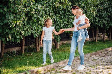 anne ve kızı el ele yürümek   