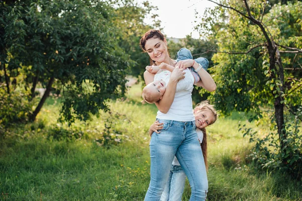 Mom Her Daughters Walking Summer Park — Stock Photo, Image