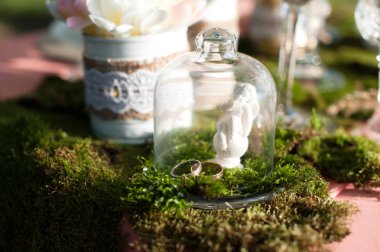 Sulu ve yosun ile Rustik düğün masası ayarı. Sulu masa ayarı