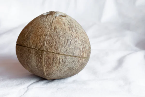 Suco de fruta de coco fresco descascado jovem coco fácil abertura foco seletivo — Fotografia de Stock