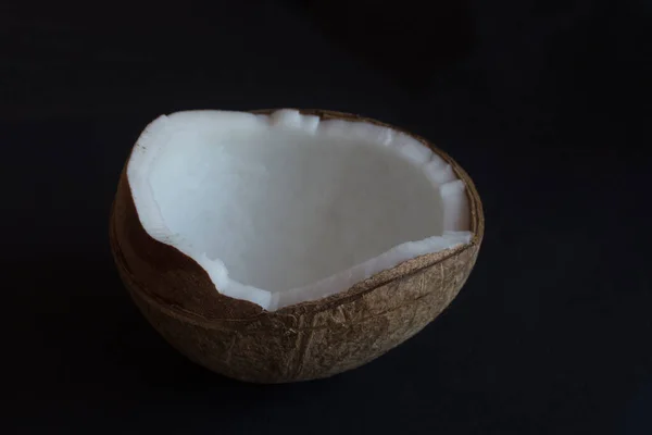 신선 한 코코넛 과일즙으로 껍질을 벗기면 선택적 인 초점을 쉽게 열린다 — 스톡 사진