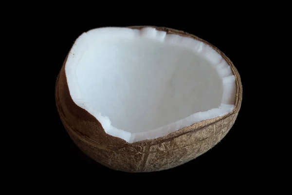 La moitié de l'isolat de noix de coco sur fond noir. focus sélectif — Photo