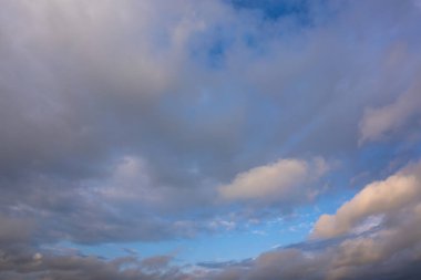 Dramatik bulutları olan güzel mavi gökyüzü. Hava durumu bulutu arkaplanı.