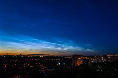 Gece vakti bulutlar, şehir manzarası. Dünya atmosferindeki en yüksek bulutlar, güzel gökyüzü fenomeni.