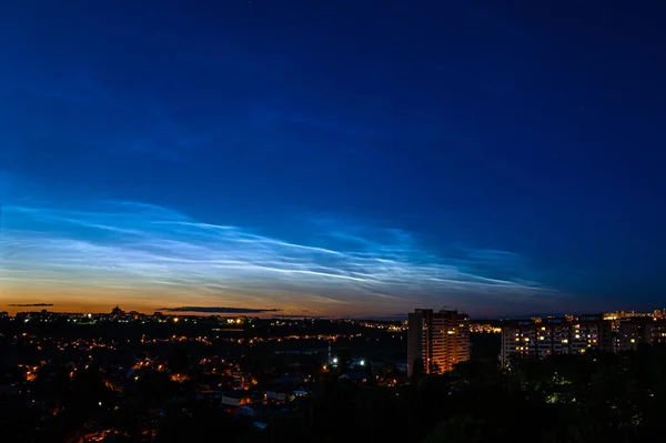 Nubes nocturnas, paisaje de la ciudad. Nubes más altas en la atmósfera de la Tierra, hermoso fenómeno del cielo . —  Fotos de Stock