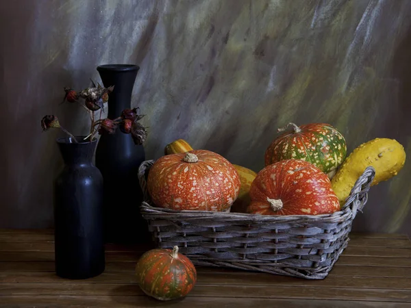 Kürbis Korb Und Vase Mit Getrockneten Blumen — Stockfoto