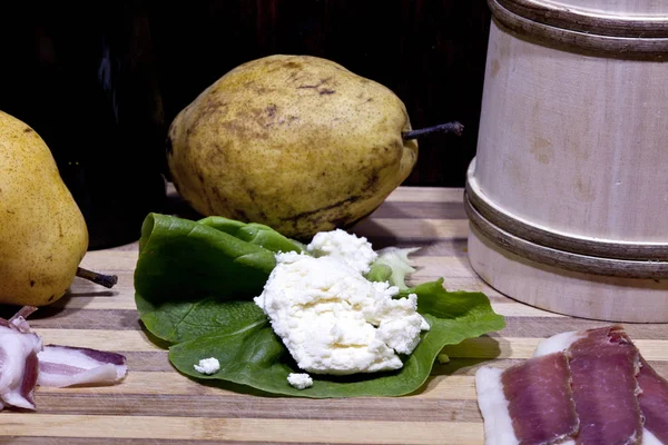 Zelfgemaakte Kaas Cayenne Prosciutto Een Houten Plank — Stockfoto