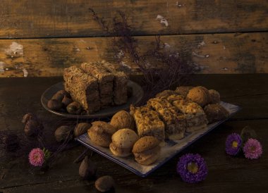 Ahşap bir masada kuru kek bir ürün yelpazesine. Fırın, kurabiye.
