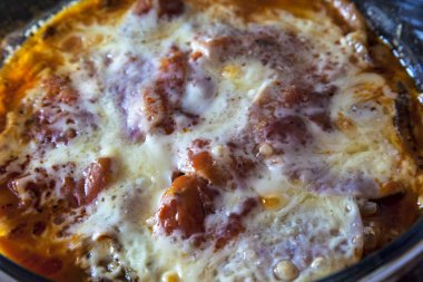 Yanmaz tavada jambon peynirli pişmiş sebzeler.