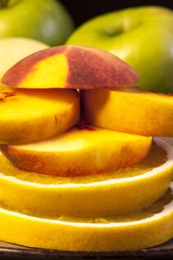 Taze meyve parçaları, masada vitaminler