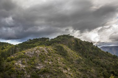 Dağlı ve bulutlu manzara