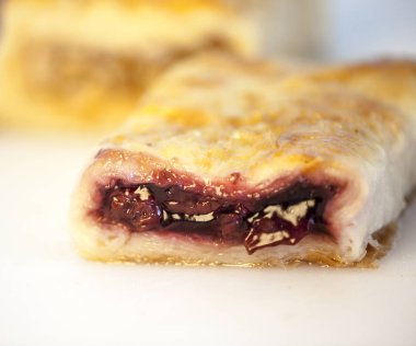 Bir dilim kirazlı turta