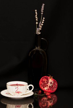 Vazolar ve çiçeklerle dolu bir hayat