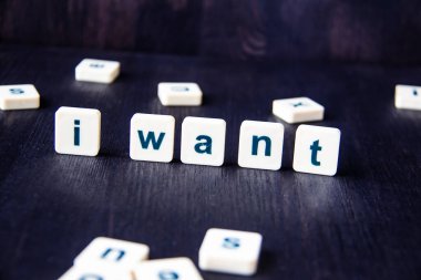 Scrabble harfleriyle yapmak istediğim kelime ya da cümle. Tasarımın için harika bir görüntü. Scrabble harfleri - kavramsal fotoğraf.