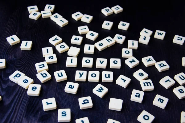 Seni seviyorum. Scrabble harfleriyle yapılmış. Tasarımın için harika bir görüntü. Scrabble harfleri - kavramsal fotoğraf.