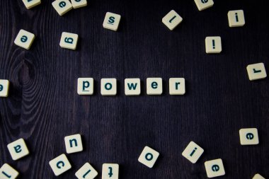 Kelime ya da cümle PowER ahşap harflerle yapılmış, tasarımın için harika bir görüntü..