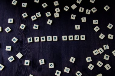 Sözcük ya da cümle elbise kodu ahşap harflerle yapılmış, tasarımın için harika bir görüntü..