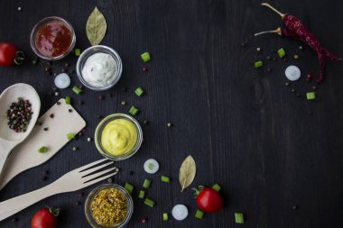 Yemek pişirme arka planında mesaj için boş yer var. Ahşap zemin üzerinde bileşenler olan bir kompozisyon. Fotokopi alanı ile yemek yapmak için gerekli malzemeler. Kopyalama alanı olan üst görünüm