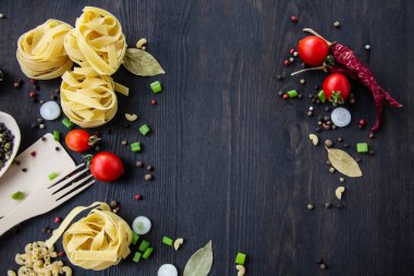 Yemek pişirme arka planında mesaj için boş yer var. Ahşap zemin üzerinde bileşenler olan bir kompozisyon. Fotokopi alanı ile yemek yapmak için gerekli malzemeler. Kopyalama alanı olan üst görünüm