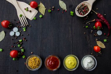 Yemek pişirme arka planında mesaj için boş yer var. Ahşap zemin üzerinde bileşenler olan bir kompozisyon. Fotokopi alanı ile yemek yapmak için gerekli malzemeler. Kopyalama alanı olan üst görünüm