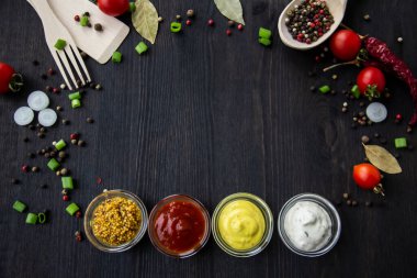 Yemek pişirme arka planında mesaj için boş yer var. Ahşap zemin üzerinde bileşenler olan bir kompozisyon. Fotokopi alanı ile yemek yapmak için gerekli malzemeler. Kopyalama alanı olan üst görünüm