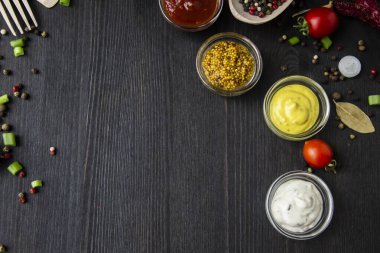 Yemek pişirme arka planında mesaj için boş yer var. Ahşap zemin üzerinde bileşenler olan bir kompozisyon. Fotokopi alanı ile yemek yapmak için gerekli malzemeler. Kopyalama alanı olan üst görünüm
