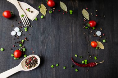 Yemek pişirme arka planında mesaj için boş yer var. Ahşap zemin üzerinde bileşenler olan bir kompozisyon. Fotokopi alanı ile yemek yapmak için gerekli malzemeler. Kopyalama alanı olan üst görünüm