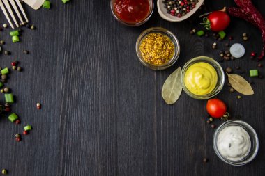 Yemek pişirme arka planında mesaj için boş yer var. Ahşap zemin üzerinde bileşenler olan bir kompozisyon. Fotokopi alanı ile yemek yapmak için gerekli malzemeler. Kopyalama alanı olan üst görünüm