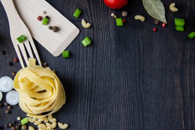 Yemek pişirme arka planında mesaj için boş yer var. Ahşap zemin üzerinde bileşenler olan bir kompozisyon. Fotokopi alanı ile yemek yapmak için gerekli malzemeler. Kopyalama alanı olan üst görünüm