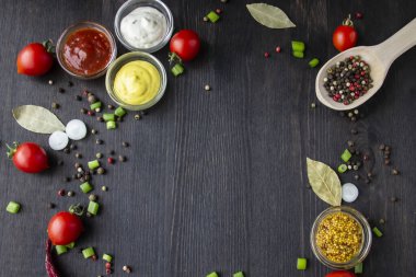 Yemek pişirme arka planında mesaj için boş yer var. Ahşap zemin üzerinde bileşenler olan bir kompozisyon. Fotokopi alanı ile yemek yapmak için gerekli malzemeler. Kopyalama alanı olan üst görünüm