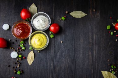 Yemek pişirme arka planında mesaj için boş yer var. Ahşap zemin üzerinde bileşenler olan bir kompozisyon. Fotokopi alanı ile yemek yapmak için gerekli malzemeler. Kopyalama alanı olan üst görünüm