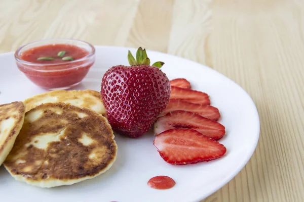 Drei Pfannkuchen Mit Käse Und Erdbeeren Und Soße Auf Einem — Stockfoto