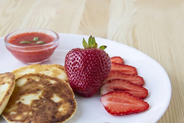 Tiga Pancake Dengan Keju Dan Stroberi Dan Saus Pada Piring — Stok Foto