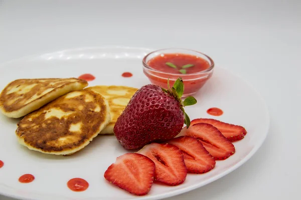 Tiga Pancake Dengan Keju Dan Stroberi Dan Saus Pada Piring — Stok Foto