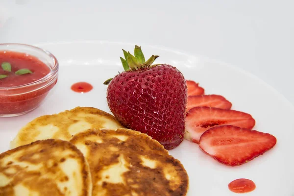 Drei Pfannkuchen Mit Käse Und Erdbeeren Und Soße Auf Einem — Stockfoto