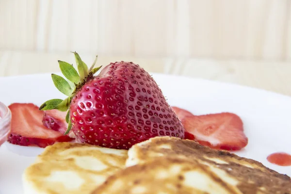 Pfannkuchen Mit Käse Und Erdbeeren Und Soße Auf Einem Weißen — Stockfoto