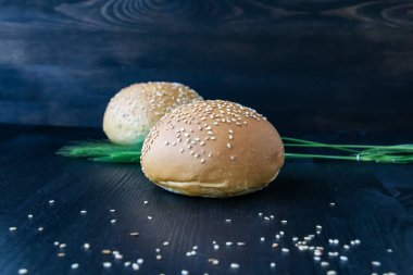 Ahşap arka planda susamlı çörekler