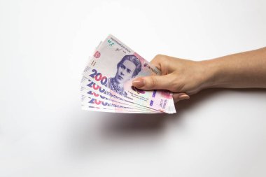 Kadın eli bin tane Hryvnia tutar. Beyaz arka planda kadın eli olan Ukrayna parası. İki yüz Hryvnia 'lı 1000 Hryvnia, beş banknot. Ukrayna parası. Ukrayna 'nın banknotları