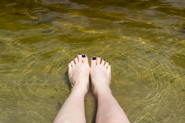 Piedi Ragazza Nel Fiume Con Unghie Nere Pedicure Gambe Femminili — Foto Stock