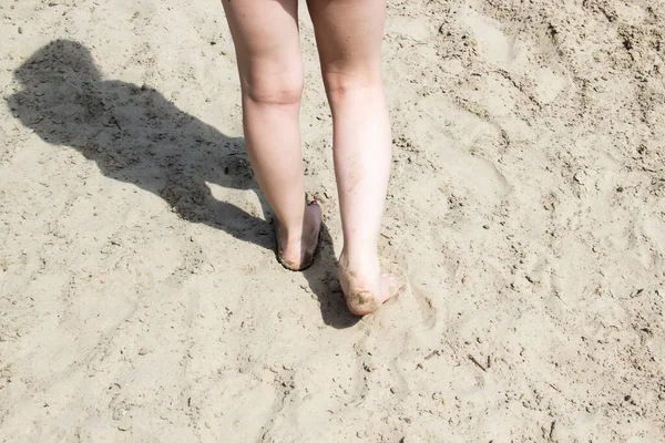 Kleines Mädchen Läuft Barfuß Über Den Sand Strand Eine Großartige — Stockfoto