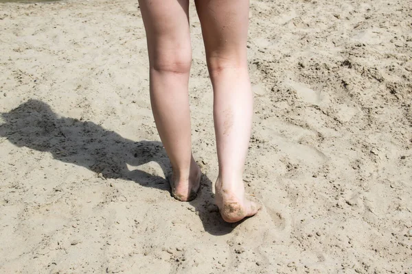 해변의 맨발로 더러운 다리를 소녀와 설계를 작품이다 소녀의 그림자 — 스톡 사진
